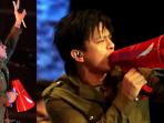 20140424_102308_ariel-noah-on-stage.jpg