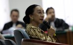 20140424_153245_maria-farida-bersaksi-dalam-sidang-wawan.jpg