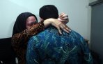 20140424_154111_atut-dan-wawan-berpelukan-usai-sidang.jpg