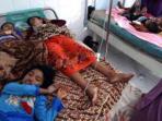 20140425_111721_anak-anak-keracunan-dirawat-di-rumah-sakit-cut-mutia-lhokseumawe.jpg