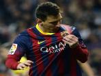 20140426_185720_lionel-messi-mencium-badges-barcelona.jpg