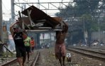 20140501_213522_sterilisasi-pemukiman-liar-di-bantaran-rel-ka-tanah-abang.jpg