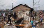 20140501_213656_sterilisasi-pemukiman-liar-di-bantaran-rel-ka-tanah-abang.jpg
