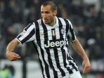 20140502_133121_giorgio-chiellini-miringtendanbolaaaa.jpg