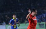 20140505_074037_ivan-bonsjak-diganjal-kurnia-meiga-pg-arema.jpg