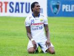 20140506_024453_striker-persib-bandung-djibril-coulibaly.jpg