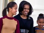 20140507_104257_michelle-obama-dan-dua-putrinya.jpg