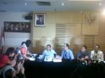 20140508_215428_penyidik-kpk-rilis-uang-rachmat-yasin.jpg