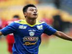 20140509_013526_striker-arema-cronus-samsul-arif.jpg