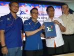 20140509_072217_hasnul-suhaimi-presiden-direktur-xl-kiri-dan-drs-imam-fathorrahman.jpg