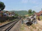 20140509_204431_avanza-tertabrak-kereta.jpg