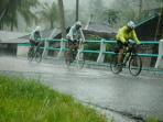 20140509_214958_minang-bike-hujan.jpg