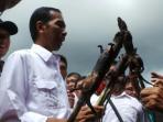 20140510_192125_jokowi-disodori-tikus-bokar-di-tomohon.jpg
