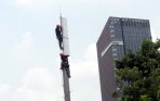 20140510_202107_pekerja-memasang-jaringan-telepon-selurel.jpg