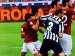 20140512_124323_giorgio-chiellini-sikut-miralem-pjanic.jpg