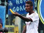 20140512_132346_kevin-constant-dilempar-pisang.jpg