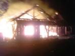 20140513_133133_massa-bakar-rumah-kakek-diduga-dukun-santet.jpg