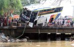 20140515_194633_bus-kecebur-kali-menewaskan-4-orang-penumpangnya.jpg