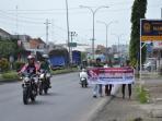 20140516_111114_tiga-pemuda-jalan-kaki-karena-jokowi.jpg