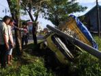 20140516_113708_mobil-tabrak-tiang-listrik-maros.jpg
