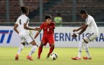 20140516_144727_fandi-eko-utomo-berebut-bola-dengan-pemain-republik-dominika.jpg