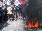 20140519_141744_pengunjuk-rasa-menolak-penutupan-lokalisasi-dolly-di-surabaya.jpg