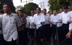 20140519_232849_jokowi-dan-jk-naik-sepeda-ke-kpu.jpg