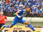 20140520_220245_striker-persib-bandung-ferdinand-alfred-sinaga.jpg