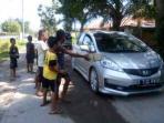 20140527_133842_anak-anak-sd-cari-tambahan-uang-jajan-dari-jalan-yang-rusak.jpg