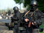 20140527_144307_anggota-tentara-ukraina-pemeriksaan-di-dekat-kota-slavyanks-ukraina-timur.jpg