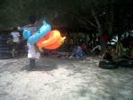 20140527_144803_pengunjung-pantai-putra-deli.jpg