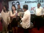 20140529_010036_jk-terima-jamu.jpg