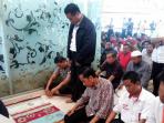 20140606_130511_jokowi-jumatan-di-koridor-bandara-hasanuddin-makassar_1.jpg