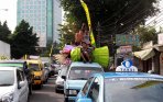 20140606_144729_rombongan-ondel-ondel-nekad-naik-diatas-mobil.jpg