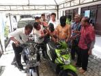 20140609_170046_pencuri-motor-telanjang.jpg