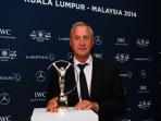 20140611_015951_johan-cruyff-pegangpialaaaaa.jpg