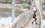 20140611_170628_jembatan-gantung-kali-kanal-barat-nyaris-ambruk.jpg