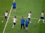 20140613_132847_louis-van-gaal-pimpin-latihan-timnas-belanda.jpg