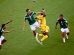 20140613_233843_hector-herrera-stephane-mbia.jpg