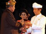 20140614_123330_gubernur-bali-made-mangku-pastika-menyerahkan-keris-ki-cadu-sakti-kepada-sby.jpg