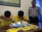 20140614_152436_dua-tersangka-judi-di-polsek-karang-pilang-surabaya.jpg