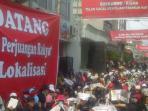 20140615_025653_ratusan-pekerja-lokalisasi-memenuhi-gang-dolly.jpg