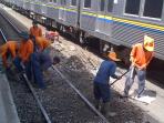 20140616_223913_perbaikan-rel-kereta-3.jpg