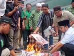 20140618_105218_tabloid-obor-dibakar.jpg