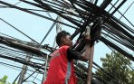 20140618_142008_pekerja-mengerjakan-pemasangan-kabel-optik.jpg