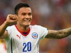 20140619_040352_charles-aranguiz-of-chil.jpg
