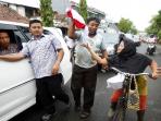 20140619_155155_jokowi-bagi-kaos-tegal.jpg