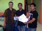 20140619_155957_hipmi-maros-serahkan-bukti-suap-di-kpu-maros.jpg