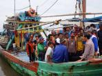 20140619_222513_jokowi-menemui-ribuan-nelayan-di-tempat-pelelangan-ikan-tpi-jonggor-tegal.jpg
