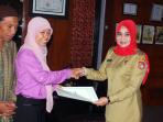 20140623_135211_reini-didamping-ayahnya-saat-menerima-uang-dari-bupati-kendal.jpg